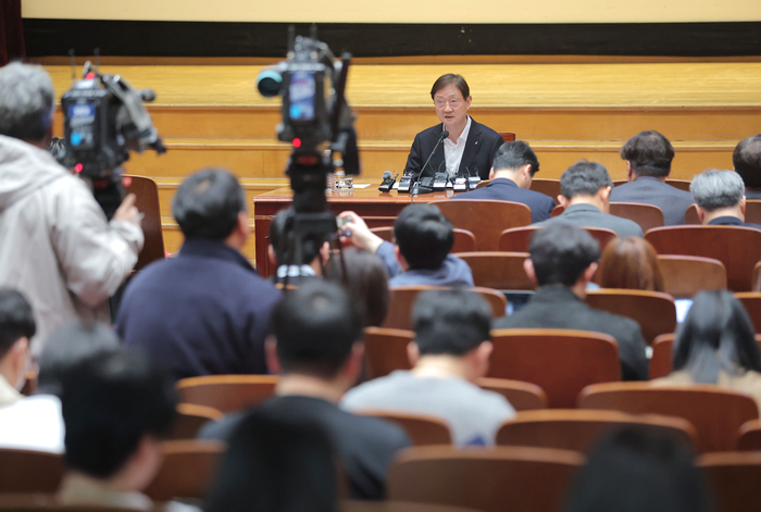 Lee Chan-jin, the head of the Financial Supervisory Service, pledged on the 26th to implement a new initiative shortly.